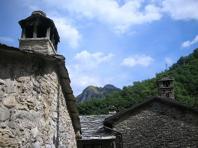 Isola Santa, un paese sul lago.